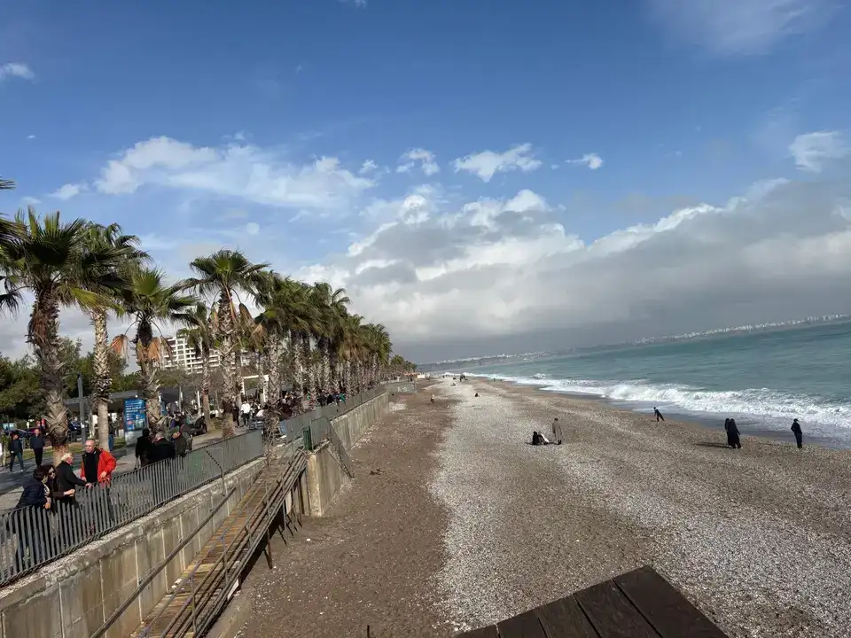 Fırtına Dinince Konyaaltı Sahili Doldu 1